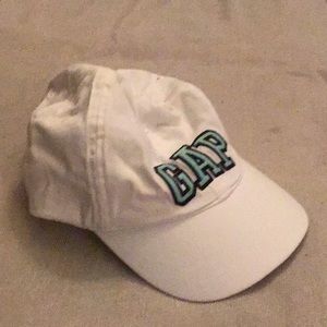 Gap white baseball hat